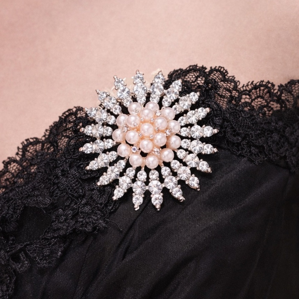NEW Elegant Pearl and Crystal Brooch